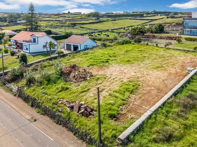 Terreno Urbanizável com Vista Mar na Vila de São Sebastião