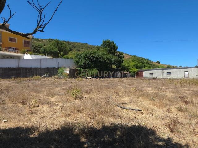 Terreno Urbanizável com Armazém em Arruda dos Vinhos