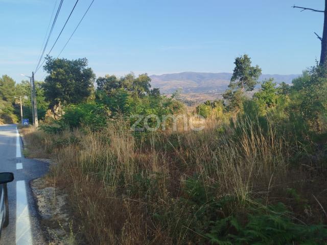 Terreno urbanizável, confinante c/ 2 arruamentos públicos pavimentos