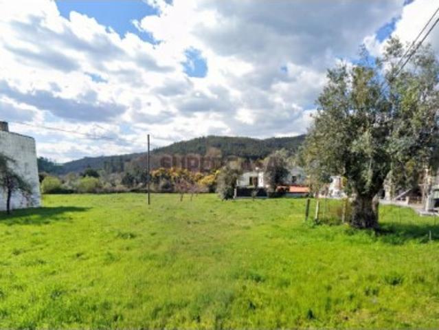 Terreno Urbanizável: Crie a Casa dos Seus Sonhos em Ambiente Tranquilo e Familiar