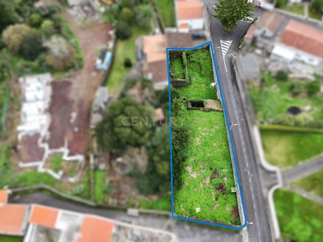 Terreno urbanizável localizado no centro de Pico da Pedra, com 800 m²