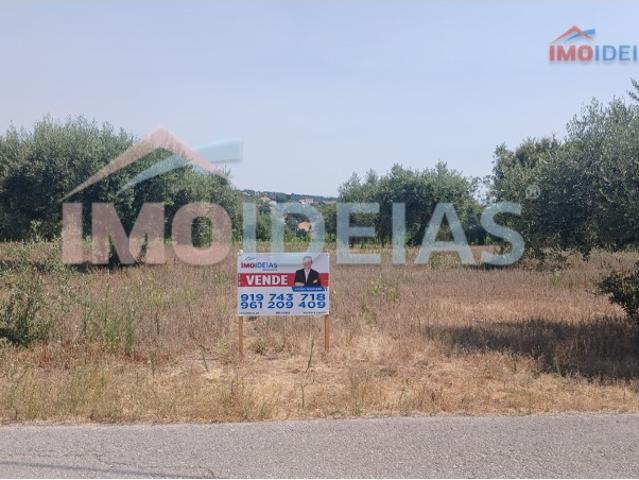 Terreno urbanizável perto cidade Ourem, zona calma e muito valorizada
