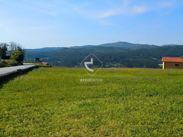Terreno urbanizável, plano, totalmente murado, com cerca de 2.500m2 Em Resende Paredes de Coura