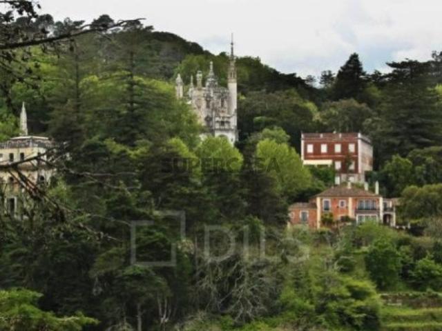 Terreno urbano 3066 m², com ruína centenária e vista monumentos, em Sintra