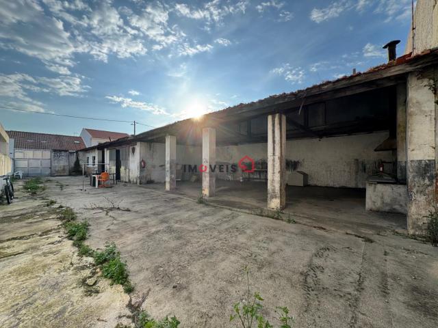 Terreno Urbano c/armazéns atividade industrial