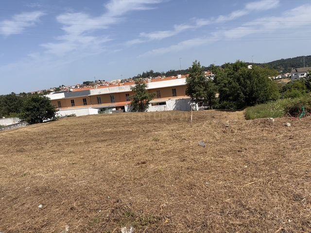 Terreno urbano com 1181 m2 em Seia com Excelente Localização e Acessos