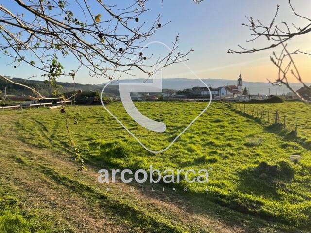Terreno Urbano com 1600 m2, excelente exposição solar, em Cunha Paredes de Coura
