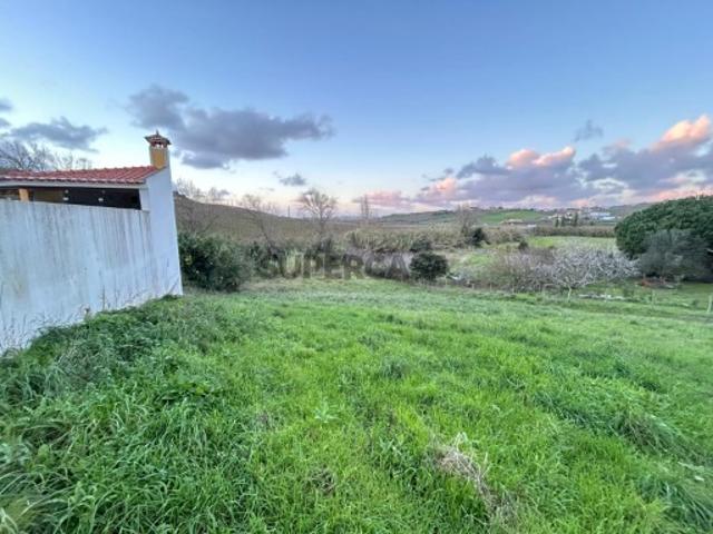 Terreno urbano com 1.542mº inserido em zona de moradias com ampla área de construção na zona da Ventosa Torres Vedras