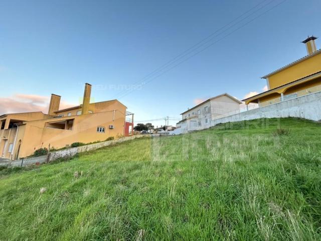 Terreno urbano com 1.542mº inserido em zona de moradias com ampla área de construção na zona da Ventosa Torres Vedras