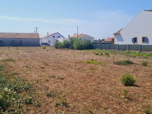 Terreno Urbano com 1.661m2, com capacidade construtiva de 498m2 em Azoia Sesimbra