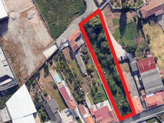 Terreno urbano com 1.709 m², localizado em Paços de Brandão