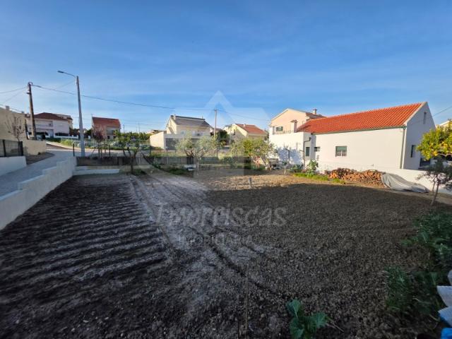 Terreno urbano com 204 m², legalizado na Portela da Azóia