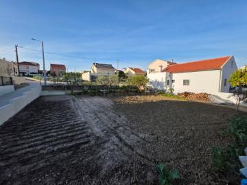 Terreno urbano com 204 m², legalizado na Portela da Azóia