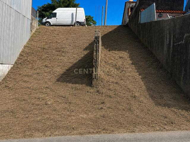 Terreno Urbano com 225 m² | Viabilidade para Moradia de 192 m² de Construção