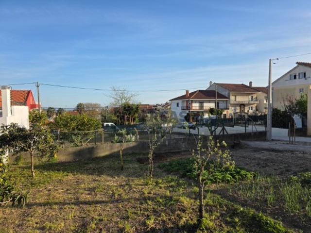 Terreno urbano com 225 m², legalizado na Portela da Azóia