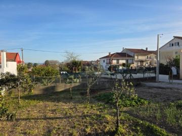 Terreno urbano com 225 m², legalizado na Portela da Azóia