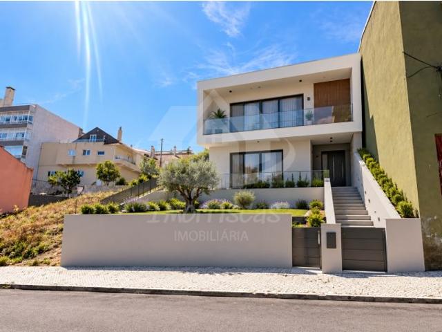 Terreno urbano com 272,65m2 em Camarate