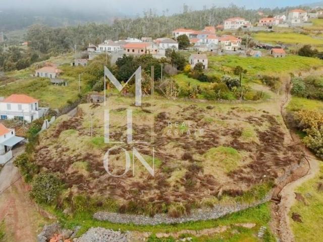 Terreno urbano com 2800m2, situado no Estreito da Calheta