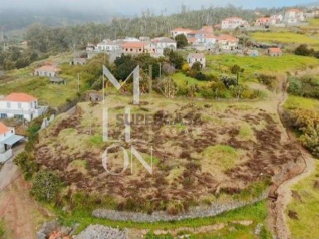 Terreno urbano com 2800m2, situado no Estreito da Calheta