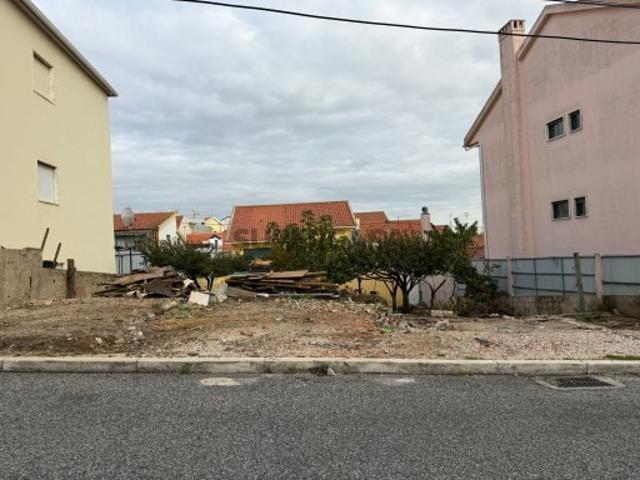 Terreno urbano com 280 m² em Santa Iria de Azóia
