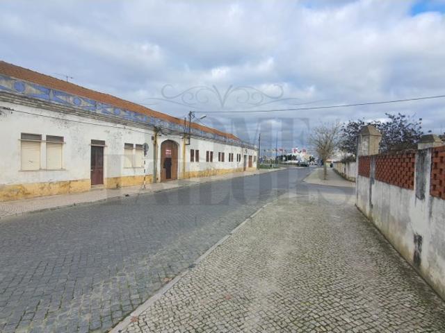 Terreno urbano com 2.432 m² no Centro do Montijo