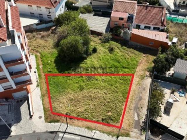 Terreno Urbano com 307m2 em Casal da Mira Amadora