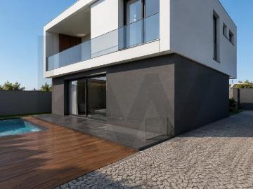 Terreno urbano com 302m2, com projecto para construção de moradia isolada T3, em Manique