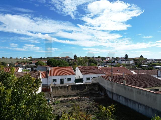 Terreno urbano com 320 m2 situado na Póvoa de Santarém