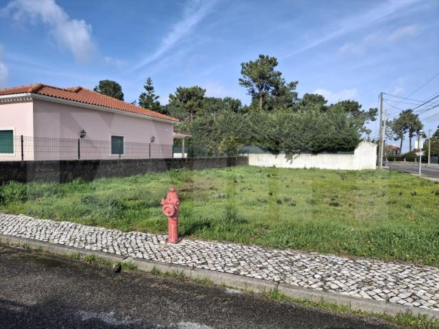 Terreno urbano com 424 m2 nas Galeotas