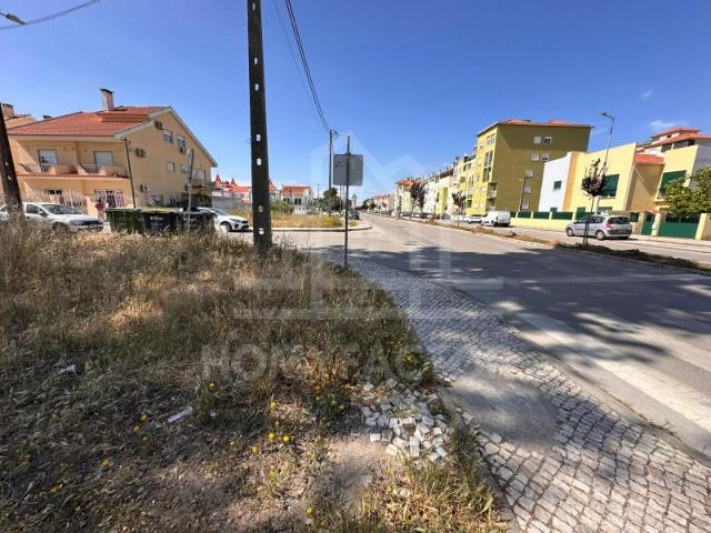 Terreno Urbano com 471.8 m² de Construção Potencial para 6 Fogos e Garagem