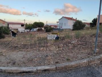 Terreno urbano com 482 m² e vista rio na Portela da Azóia