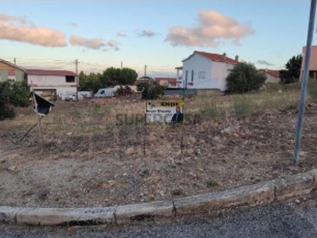 Terreno urbano com 482 m² e vista rio na Portela da Azóia