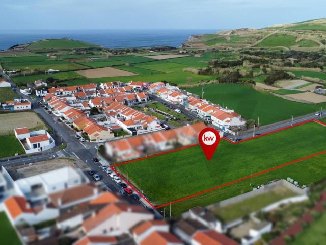 Terreno urbano com 4.940 m², localizado na freguesia Ribeirinha, no concelho da Ribeira Grande