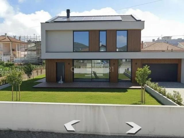 Terreno Urbano com 518m² e Frente para Duas Ruas em Âncora, Caminha