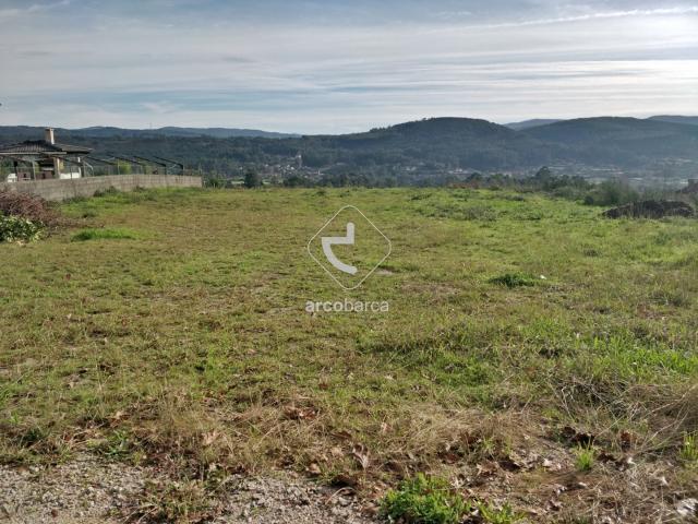 Terreno urbano com 525m2 de área bruta a contruir e um total de 1500m2, Sapardos V. N. de Cerveira