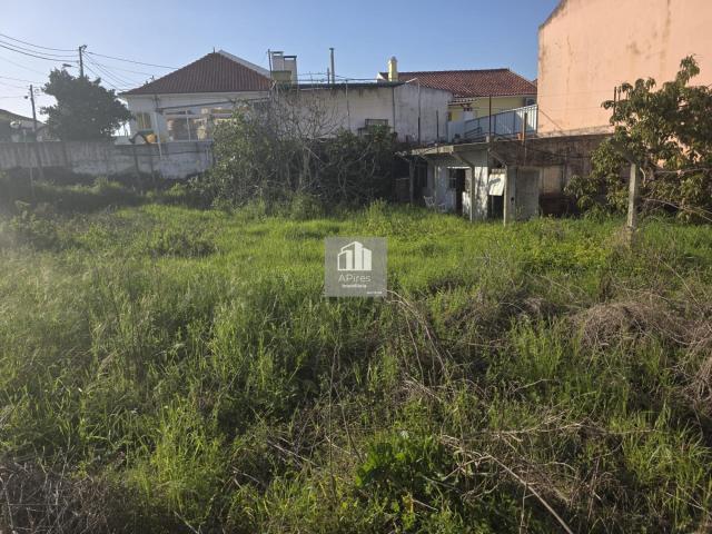 Terreno Urbano com 563m2 na Charneca de Caparica