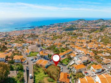 Terreno urbano com 570 m² no Monte – Funchal, com vista deslumbrante sobre a cidade e o mar