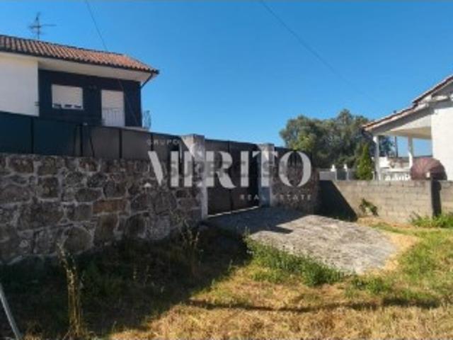 Terreno Urbano com 663,60 m² em Alvarães Duas Frentes e Excelente Localização!