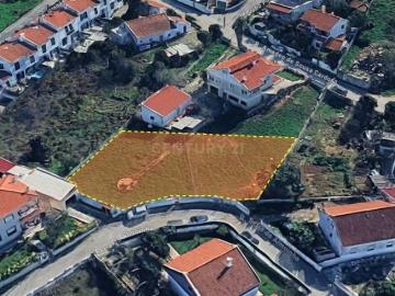 Terreno Urbano com 940 m2, com capacidade para construção de 2 Moradias