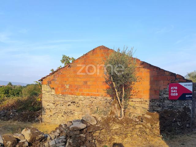 Terreno urbano com casa antiga para restauro em Chaves