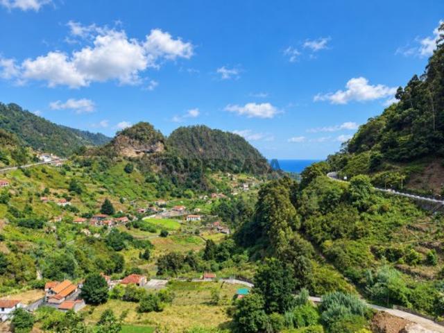 Terreno Urbano com Casa em Ruínas em São Roque do Faial