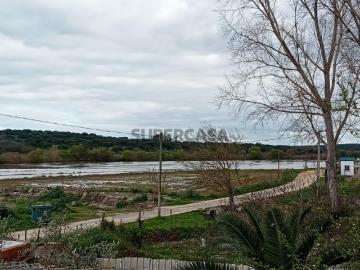 Terreno urbano com área total 273m2 e área de construção 72m2
