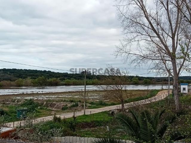 Terreno urbano com área total 273m2 e área de construção 72m2