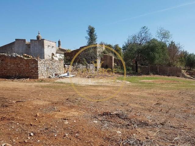 Terreno urbano com área de construção de 233,65m