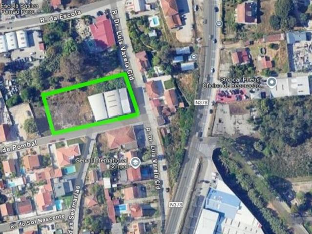 Terreno urbano com armazém em Fernão Ferro