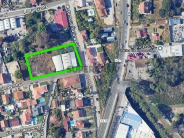 Terreno urbano com armazém em Fernão Ferro