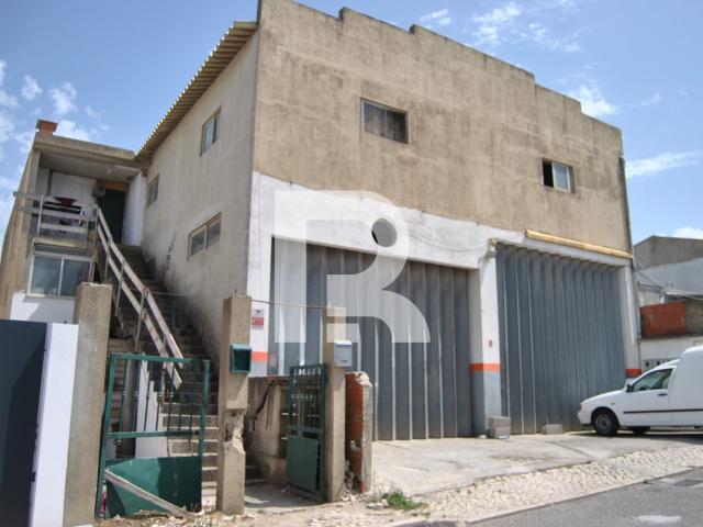 Terreno Urbano com Armazém na Abóboda