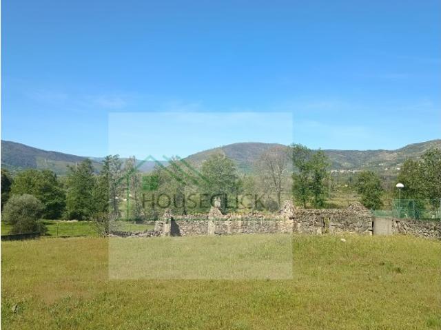 Terreno urbano com Edificações e terreno rustico confina com linha de água