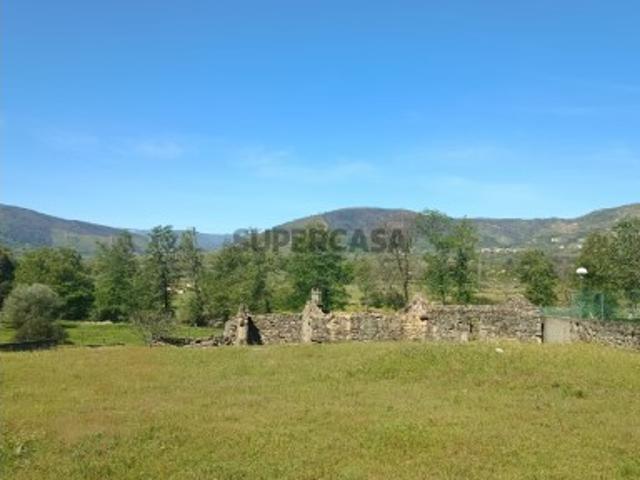 Terreno urbano com Edificações e terreno rustico confina com linha de água