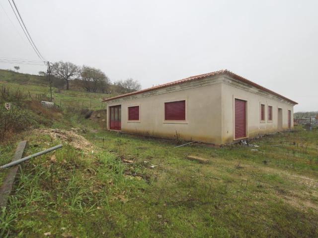 Terreno Urbano com Moradia em Construção 1640 m² Próximo de Lisboa